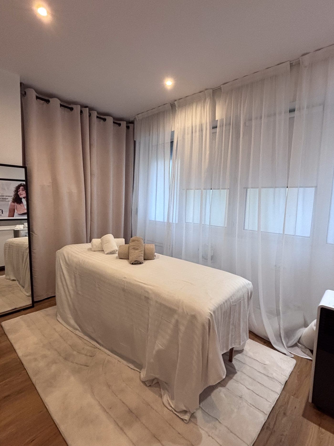 La cabine de soin de la Maison Feï : table de massage drapée de blanc et voilages